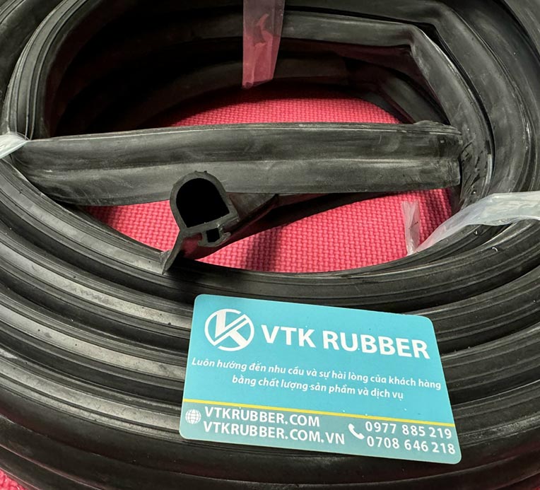 Loại ron dán mép cửa bằng keo sẵn, giúp ngăn bụi, gió và tiếng ồn, phù hợp cho cửa nhôm, cửa gỗ, tủ lạnh