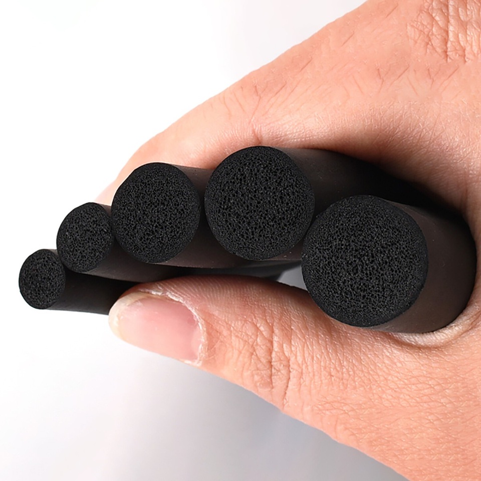 Dây NBR có khả năng chống dầu, mỡ và dung môi tốt. Giữ độ đàn hồi trong môi trường nhiệt cao, thích hợp cho công nghiệp cơ khí, ô tô, và thiết bị năng lượng