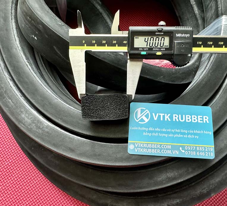 Làm từ cao su EPDM cao cấp, ron xốp chữ nhật có khả năng hấp thụ lực va đập, chống trầy xước và duy trì độ đàn hồi cao kể cả khi sử dụng lâu dài