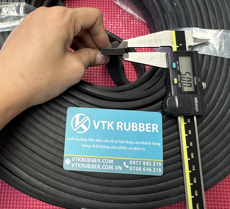 Ron cao su xốp chữ nhật dày có khả năng cách nhiệt và giảm chấn cực tốt, giúp bảo vệ thiết bị khỏi rung động, va đập. Thường dùng trong ngành cơ khí, điện lạnh và sản xuất máy móc