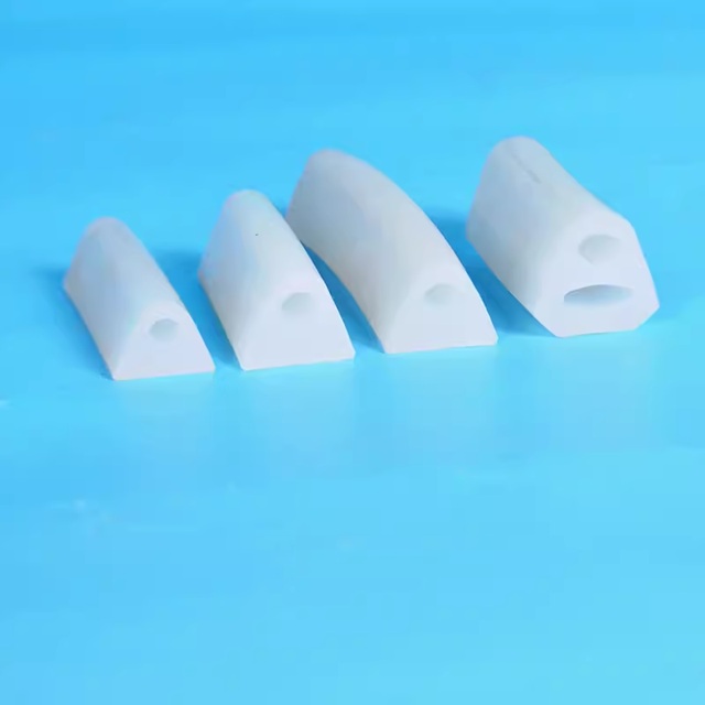 Được làm từ silicon chất lượng cao, gioăng chữ D có khả năng chịu nhiệt 200–250°C, không biến dạng, dùng trong lò hơi, máy sấy, cửa kho lạnh và thiết bị công nghiệp