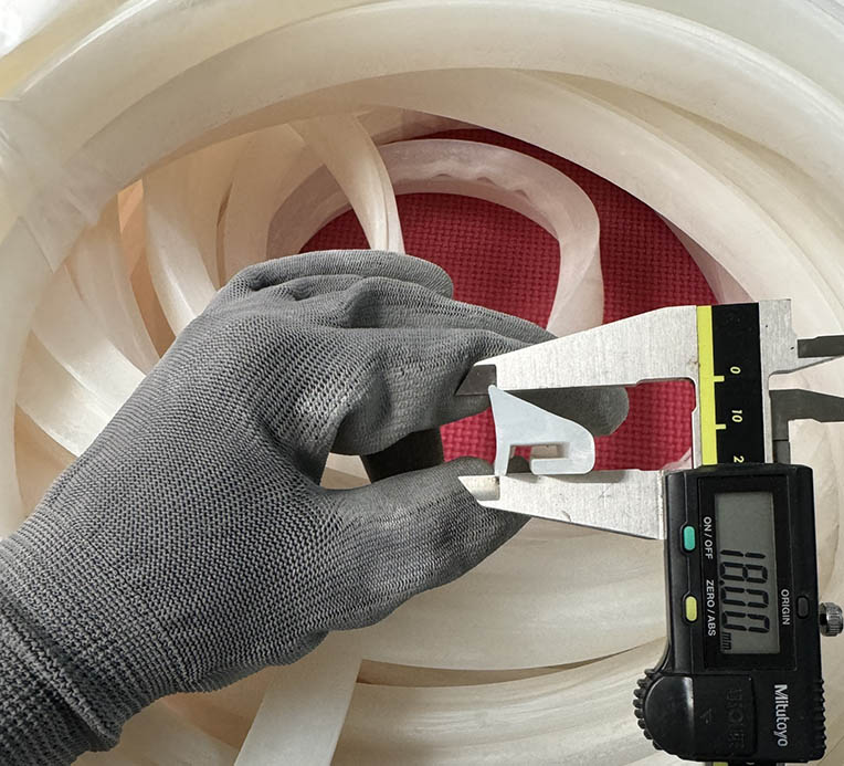 Được sản xuất từ silicon nguyên chất, có khả năng chịu nhiệt, chống lão hóa, giúp nẹp kính chắc chắn, đảm bảo độ kín và tính thẩm mỹ