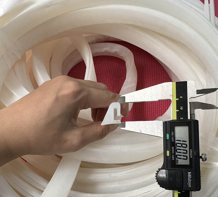 Sản phẩm silicon chịu nhiệt được thiết kế cho các loại kính cửa, tủ, khung nhôm. Dễ lắp đặt, mềm dẻo, chống thấm và chịu nhiệt tốt