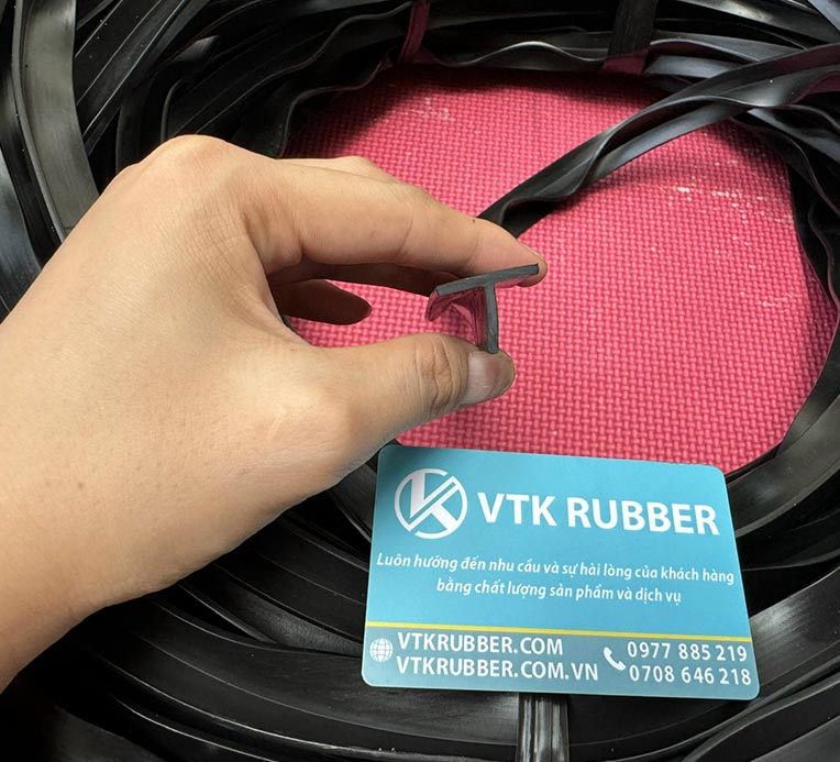 Dùng để bọc mép tôn, bảo vệ cạnh kim loại, giảm ma sát và chống rung khi vận hành