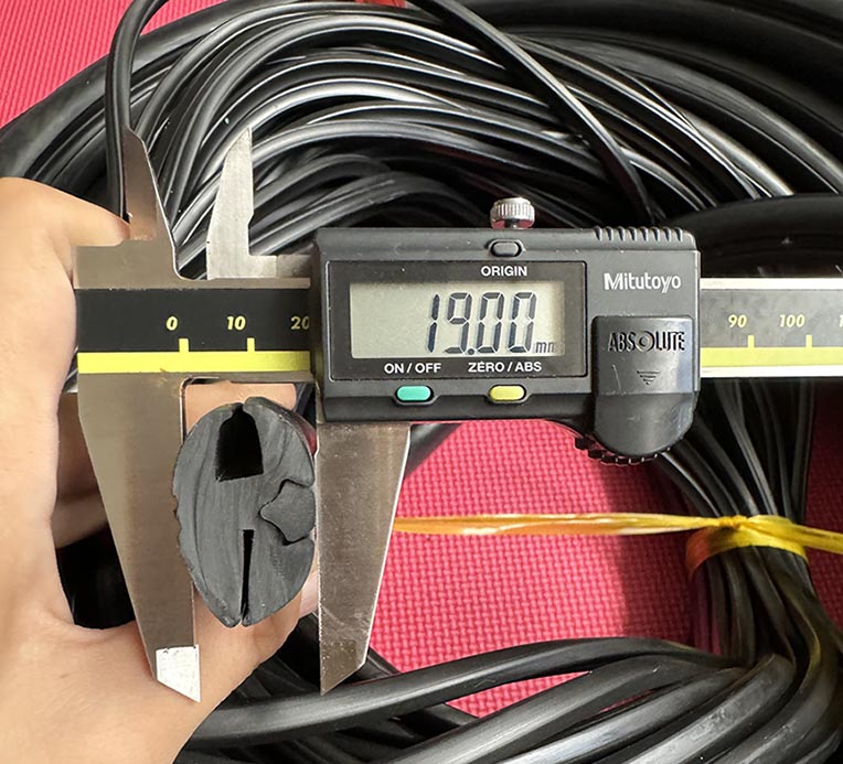 Ron dạng tim có cấu trúc rỗng, đàn hồi tốt, dùng cho cửa kho lạnh, phòng sạch, hoặc hệ thống làm kín áp suất