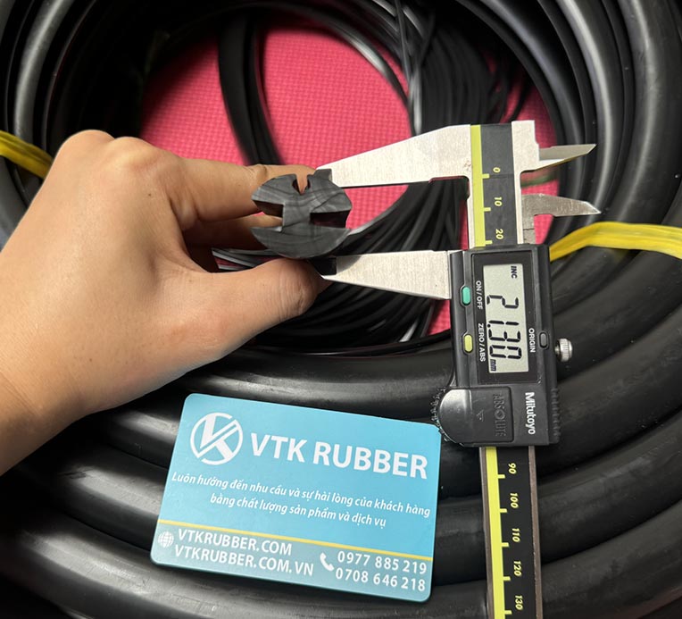 Dùng trong cửa kính, cửa nhôm, giúp làm kín khe hở, chống tràn nước và tăng độ kín khít cho công trình