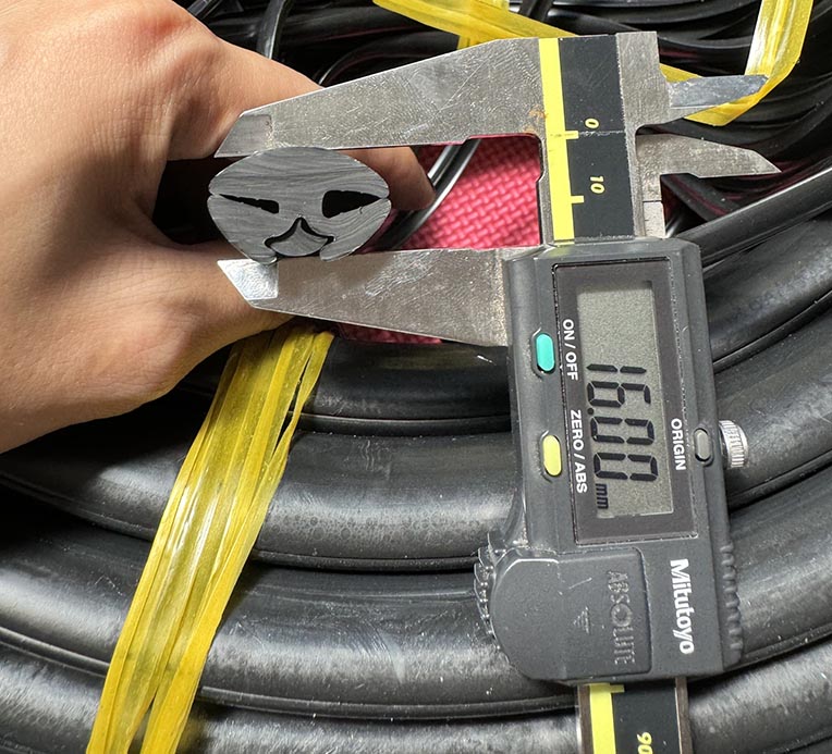 Cấu trúc 2 rãnh linh hoạt giúp ron ôm sát bề mặt, chống rung hiệu quả cho thiết bị cơ khí, khung thép