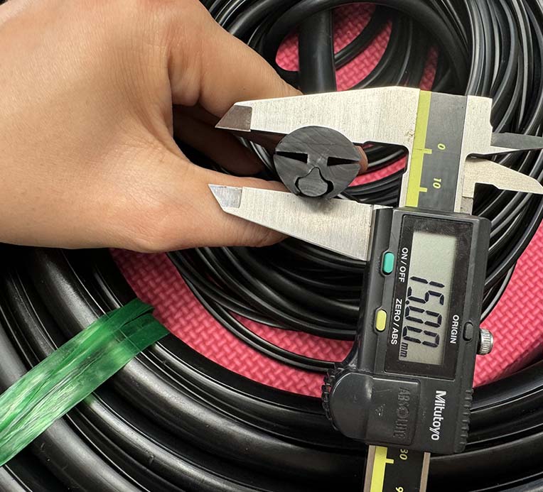 Ron màu đen sang trọng, chống nắng mưa, chịu nhiệt tốt, dùng cho cửa công nghiệp và máy móc