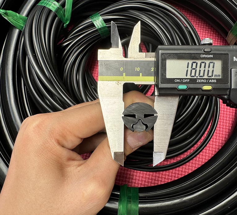 Giúp bảo vệ mép tôn, chống rung và tạo thẩm mỹ cho cửa, nắp máy hoặc vách ngăn kim loại