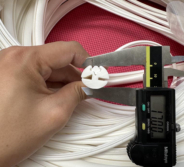 Ron chữ H được thiết kế hai rãnh đối xứng, giúp bám chắc bề mặt, ngăn thoát khí và hơi nước. Vật liệu silicon cao cấp, chống hóa chất nhẹ, bền dẻo, dùng trong hệ thống máy móc, thiết bị công nghiệp và cửa trượt