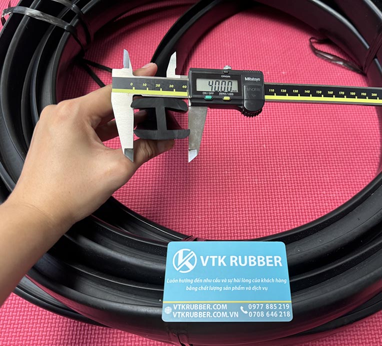 Ron cao su chữ H có khả năng đàn hồi cao, giúp làm kín cửa kho lạnh, ngăn hơi lạnh thất thoát, tiết kiệm điện năng. Sản phẩm chịu nhiệt âm sâu, phù hợp môi trường kho bảo quản thực phẩm