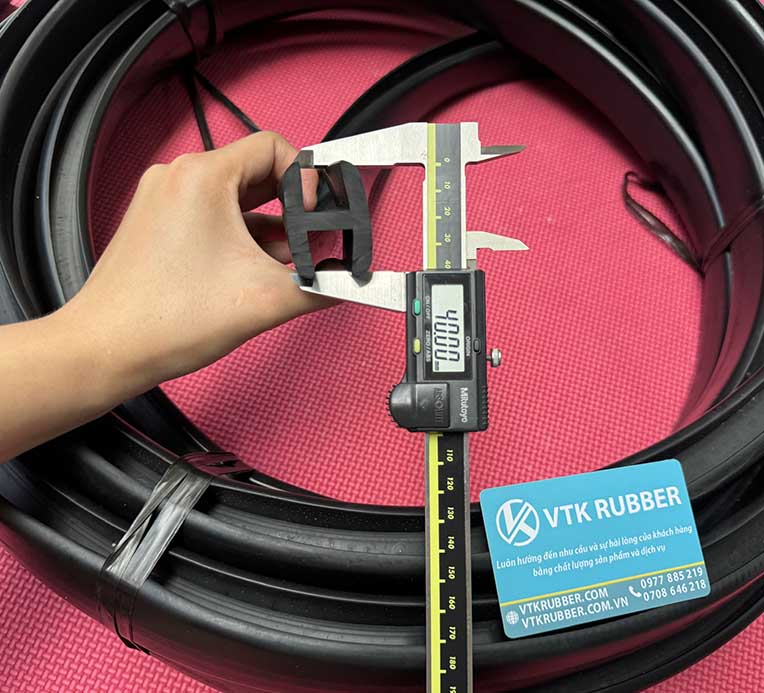 Sản xuất từ cao su EPDM cao cấp, ron chữ H có khả năng chịu nhiệt đến 120°C, kháng ozone, tia UV và hóa chất nhẹ. Được dùng phổ biến trong công nghiệp cơ khí, điện lạnh, và công trình xây dựng