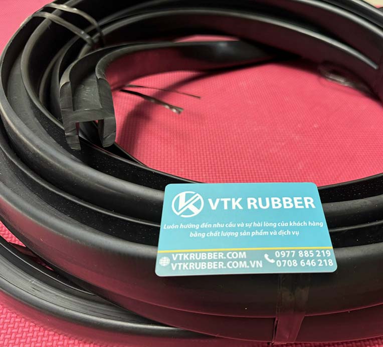 Gioăng chữ H chuyên dùng để chèn khe giữa các tấm tôn hoặc khung kim loại. Giúp chống rò rỉ nước, giảm tiếng ồn, tăng độ bền cho mái tôn và cửa kim loại, đảm bảo độ kín khít tối đa