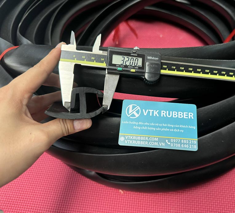 Gioăng cao su chữ H được thiết kế hai rãnh đối xứng giúp giữ chặt hai mép cửa, giảm rung, chống bụi và nước xâm nhập. Chất liệu EPDM bền dẻo, chịu nắng mưa, dùng cho cửa kho, container và xe tải