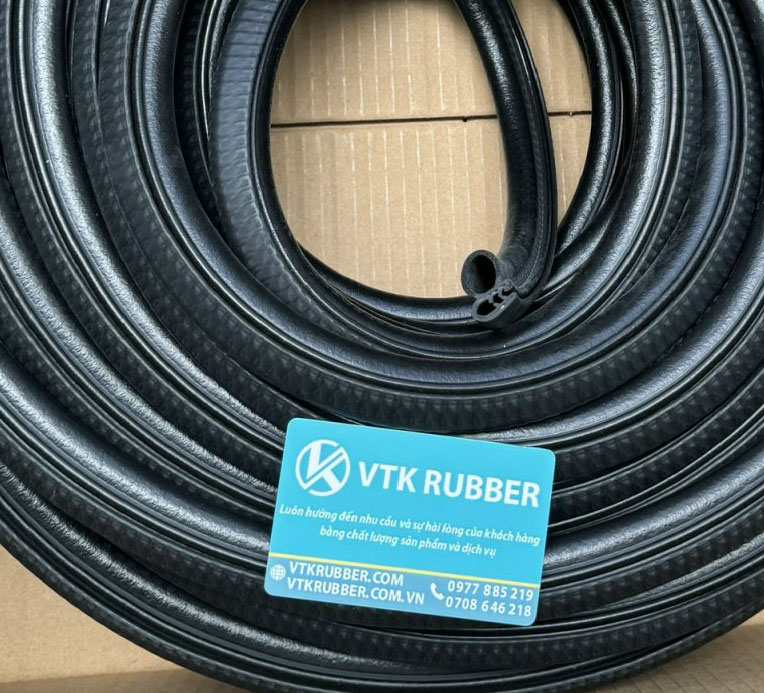 Gioăng xốp kẽm XK có khả năng chống nước, chịu tia UV, phù hợp cho ứng dụng ngoài trời và môi trường ẩm ướt