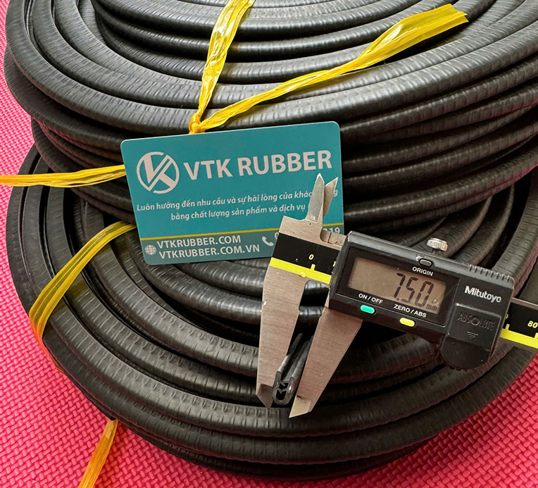 Sản phẩm ron chữ U lõi kẽm giúp bám chắc bề mặt, bảo vệ mép tôn, mép kính, chống rung hiệu quả